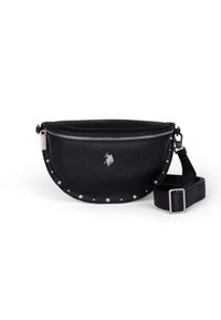 Černá kožená křížová taška ve tvaru půlměsíce, s texturovaným povrchem, stříbrnými cvočky, zipem a nastavitelným popruhem.