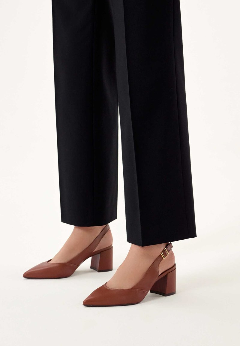 Pruunid nahast slingback-kingad terava ninaga ja paksu kontsaga. Omavad pahkluu rihma kuldse pandla aktsendiga.