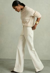 Reiss PRIYA HIGH-RISE FLARED - Pantalones - cream