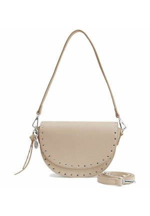 Borsa a tracolla beige in materiale liscio, caratterizzata da una forma a mezzaluna, borchie argentate lungo il bordo e una tracolla staccabile. Accenti in metallo argentato.