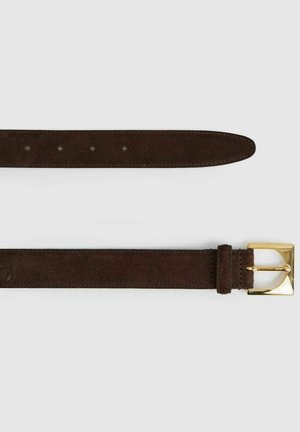 Brauner Wildledergürtel mit einer rechteckigen Schnalle in goldfarbener Optik, ausgestattet mit fünf Einstelllöchern und einer glatten Oberfläche.