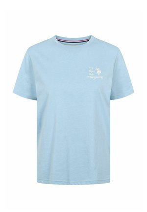 Šviesiai mėlynas trumpomis rankovėmis marškinėliai su apvalia apykakle, mažas baltas „U.S. Open Polo Championship“ tekstas ir polo žaidėjo logotipas kairėje krūtinės pusėje.