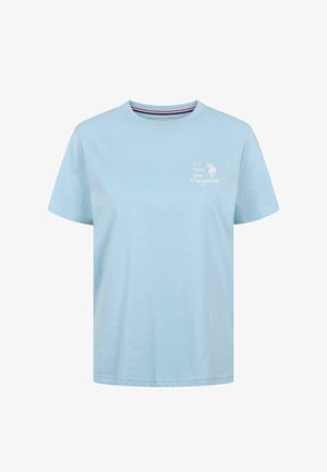 Világoskék, rövid ujjú póló, kerek nyakkivágással, bal mellrészen kis fehér "U.S. Open Polo Championship" felirattal és póni lovas logóval.