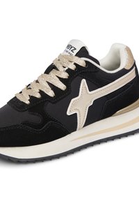 Sneakers neri con una parte superiore in pelle scamosciata e tessuto, dettagli dorati sui lacci e sul logo, e una suola in gomma testurizzata.