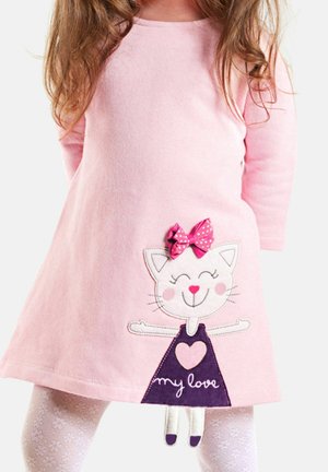Robe rose à manches longues avec un design de chat, une robe violette, un accent en nœud et le texte "mon amour" sur un fond à motifs.