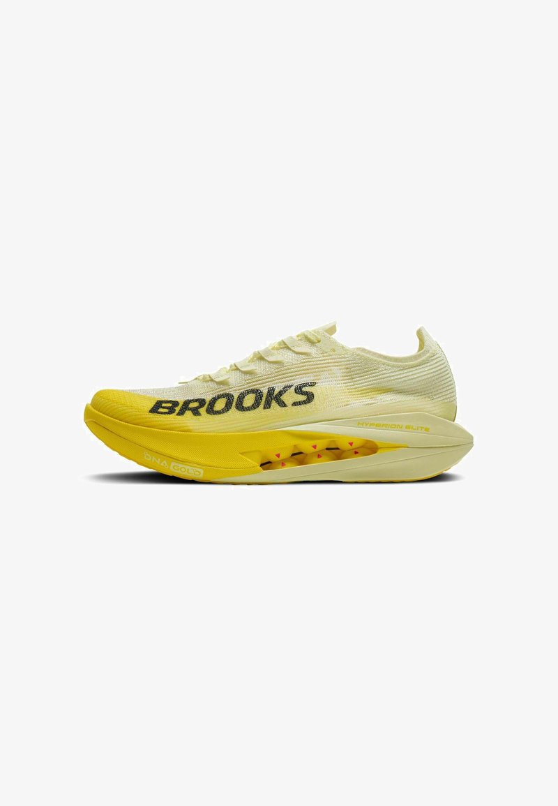 Žlutá běžecká bota s prodyšným svrškem, výrazným logem "BROOKS", texturovaným designem a polstrovanou podrážkou s červenými akcenty.