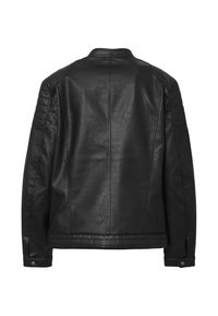 Giacca di pelle nera con inserti imbottiti sulle spalle, texture liscia e vestibilità su misura. Presenta un design semplice e un dettaglio con bottone a pressione.