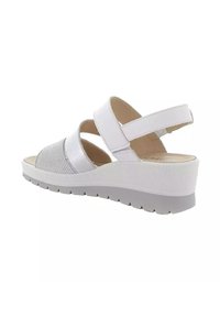 Sandali wedge bianchi con doppi cinturini elastici, fascia metallica, tomaia testurizzata e suola in gomma grigia chiara.