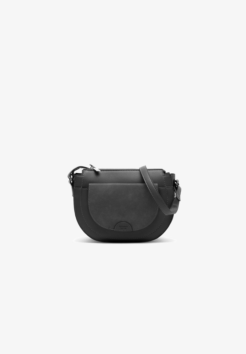 Malá černá kožená crossbody taška s kulatým tvarem, přední kapsou a nastavitelným popruhem. Disponuje hladkým povrchem a decentním prošíváním.