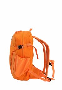 Mochila naranja con un acabado texturizado, correas ajustables y acolchadas, compartimentos con cremallera y un bolsillo de malla lateral para un acceso fácil.