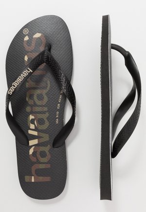 Czarne klapki Havaianas z teksturowaną wkładką, nazwą marki na paskach i podeszwie, widoczne z widoku z góry i z boku.