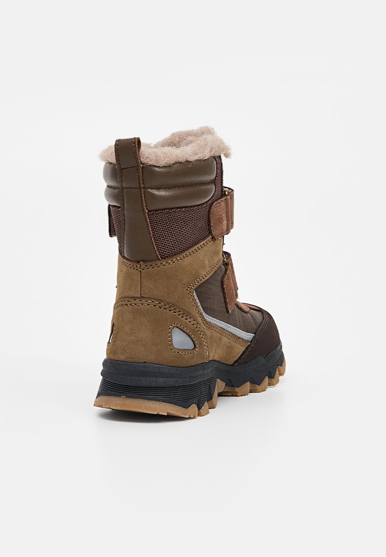 Braune und beige Winterstiefel mit kuscheligem Kragen, Klettverschlüssen, strukturiertem Stoff, Gummisohle und verstärkten Nähten für Haltbarkeit.