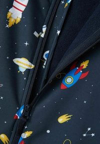 Giacca blu con zip caratterizzata da un tema spaziale con razzi, pianeti e stelle su uno sfondo scuro. Tessuto interno in morbido pile.