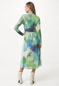 Langärmliges, knielanges Kleid mit einem Farbverlaufsmuster in Grün- und Blautönen, leichtem Stoff, gesmokter Taille und weicher Textur.