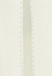 Fehér textúrájú anyag, függőleges hasítékkal, apró díszítő gyöngyökkel a varrnál, hogy kiemelje a részleteket. Puha és könnyű megjelenés.