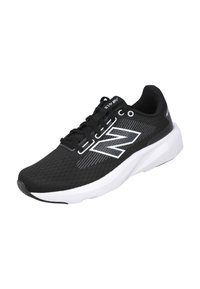 Zapatilla deportiva negra con una parte superior de malla texturizada, acentos blancos y una suela blanca acolchada. Presenta un sistema de cordones tradicional y detalles de marca.
