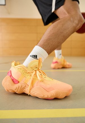 TRAE YOUNG 3 - Scarpe da basket - spark/preloved scarlet/core black