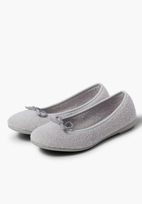 Graue Ballettschuhe mit einem Obermaterial aus texturiertem Stoff, runder Zehenform, dekorativem Schleifchen und weicher Innenauskleidung. Flexible Gummisohle für zusätzlichen Komfort.