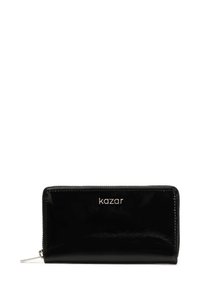 Čierna lakovaná peňaženka so zipsom, ktorá na prednej strane nesie kovový logo "kazar". Plochý obdlžnikový dizajn s hladkým povrchom.