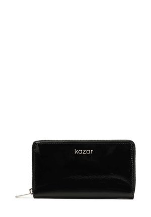 Zwarte gepatenteerde leren portemonnee met een ritssluiting, voorzien van een metallic logo "kazar" aan de voorkant. Vlak rechthoekig ontwerp met een gladde textuur.