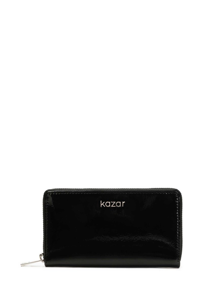 Čierna lakovaná peňaženka so zipsom, ktorá na prednej strane nesie kovový logo "kazar". Plochý obdlžnikový dizajn s hladkým povrchom.