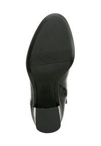 Suola di scarpa in pelle nera con una superficie testurizzata, caratterizzata da scanalature orizzontali e un leggero tacco. Nome del marchio impresso sulla suola.