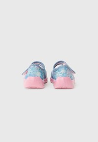 Zapatos infantiles azules y rosas con un patrón nevado, fabricados con un material ligero y flexible, con suela texturizada rosa y correa trasera.