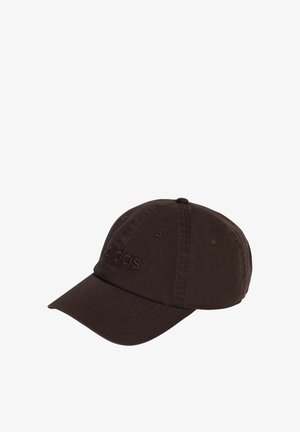 Gorra de béisbol marrón oscuro con visera curva y logo de Adidas bordado en tono sutil en el panel frontal.