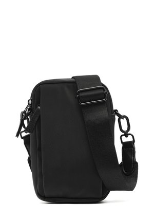 Petit sac bandoulière noir compact avec sangle large ajustable, compartiment principal zippé et fermoirs en métal sur fond blanc.