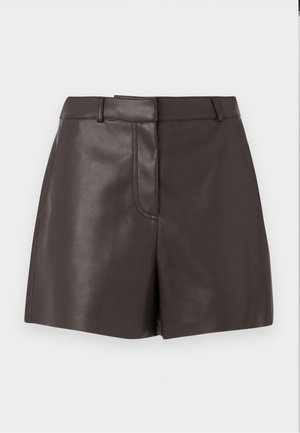 Brune skinnshorts med en jevn tekstur, med en front søm, beltehemper og to sidelommer. Designet for en tettsittende silhuett.
