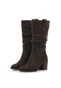 Bottes marron fléchies jusqu'au genou, fabriquées en matériau doux, avec un talon modeste, un bout pointu et un accent décoratif sur la tige.