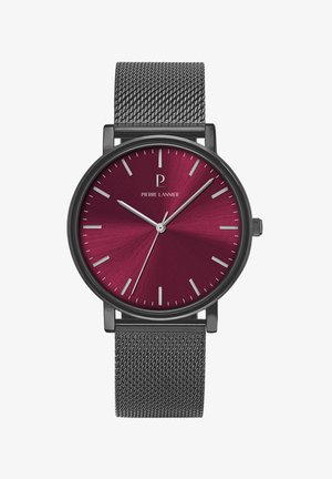 Ronde horloge met een bordeauxrood wijzerplaat, zilverkleurige uurmarkeringen en een zwarte metalen mesh band. Beschikt over een strak ontwerp en minimalistische accenten.