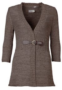 Brun stickad cardigan med djup V-ringning, trekvarts ärmar och ett läderbälte som framhävs av en metallspänne vid midjan.