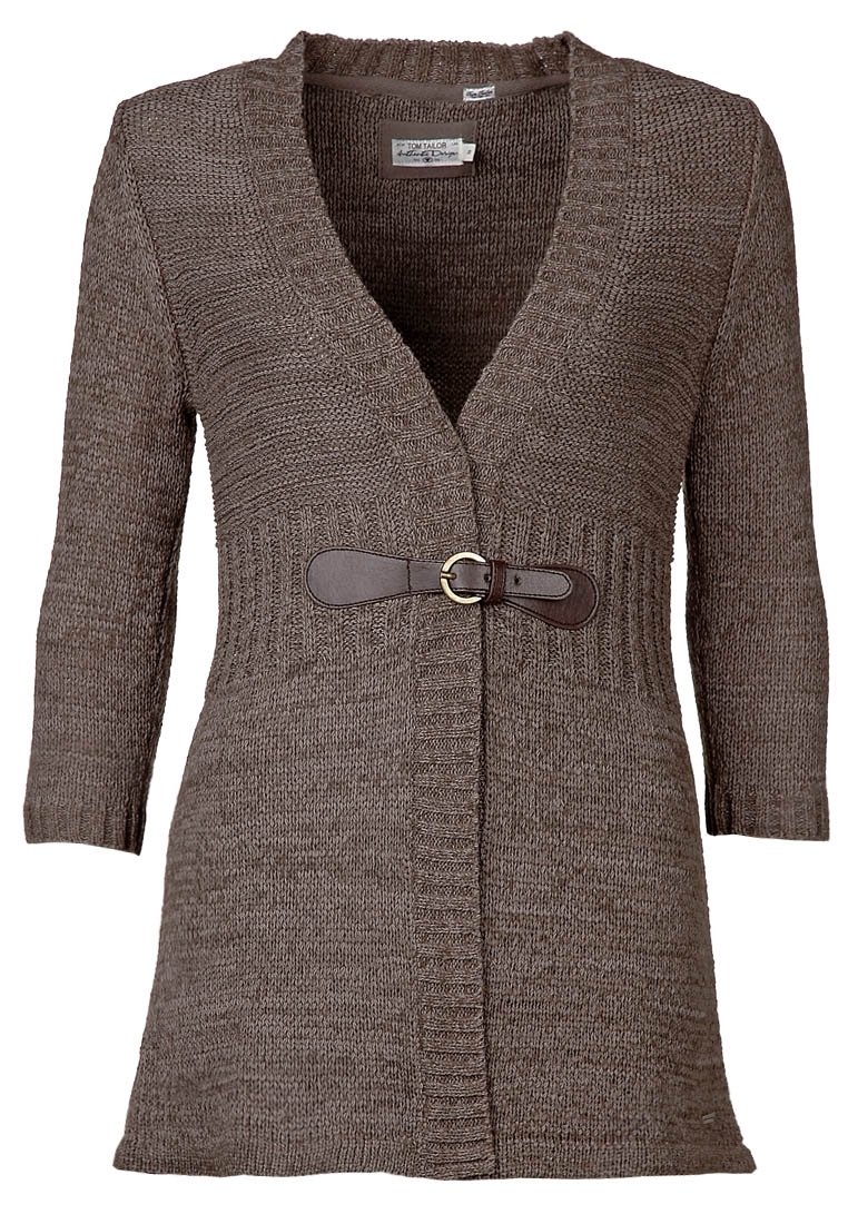Brun stickad cardigan med djup V-ringning, trekvarts ärmar och ett läderbälte som framhävs av en metallspänne vid midjan.