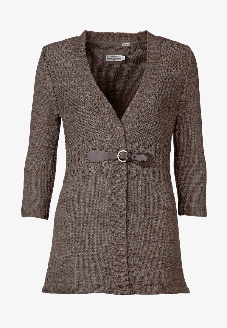Brun stickad cardigan med djup V-ringning, trekvarts ärmar och ett läderbälte som framhävs av en metallspänne vid midjan.