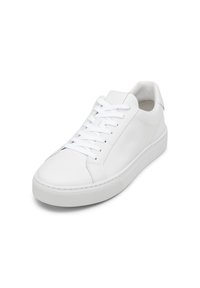 Baskets en cuir blanc avec une finition lisse, bout rond, semelle plate en caoutchouc blanc et un design simple à lacets. Présente un branding minimal sur la languette.