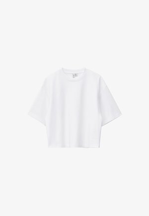 White cropped t-shirt made of soft cotton with a round neck, short sleeves, and a relaxed fit. Simple and versatile design.