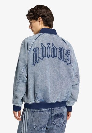 adidas Originals, SWEATSHIRT MIT RUNDHALSAUSSCHNITT - Giacca di jeans - multicolour