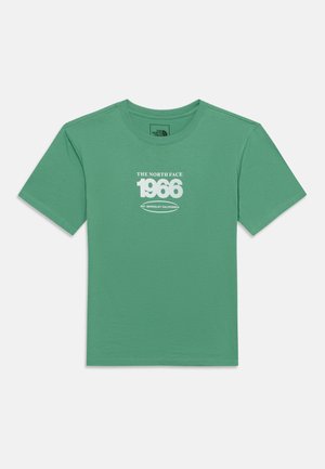 Groene T-shirt met korte mouwen en ronde hals met witte tekst "The North Face 1966 Est. Berkeley California" middenvoor.