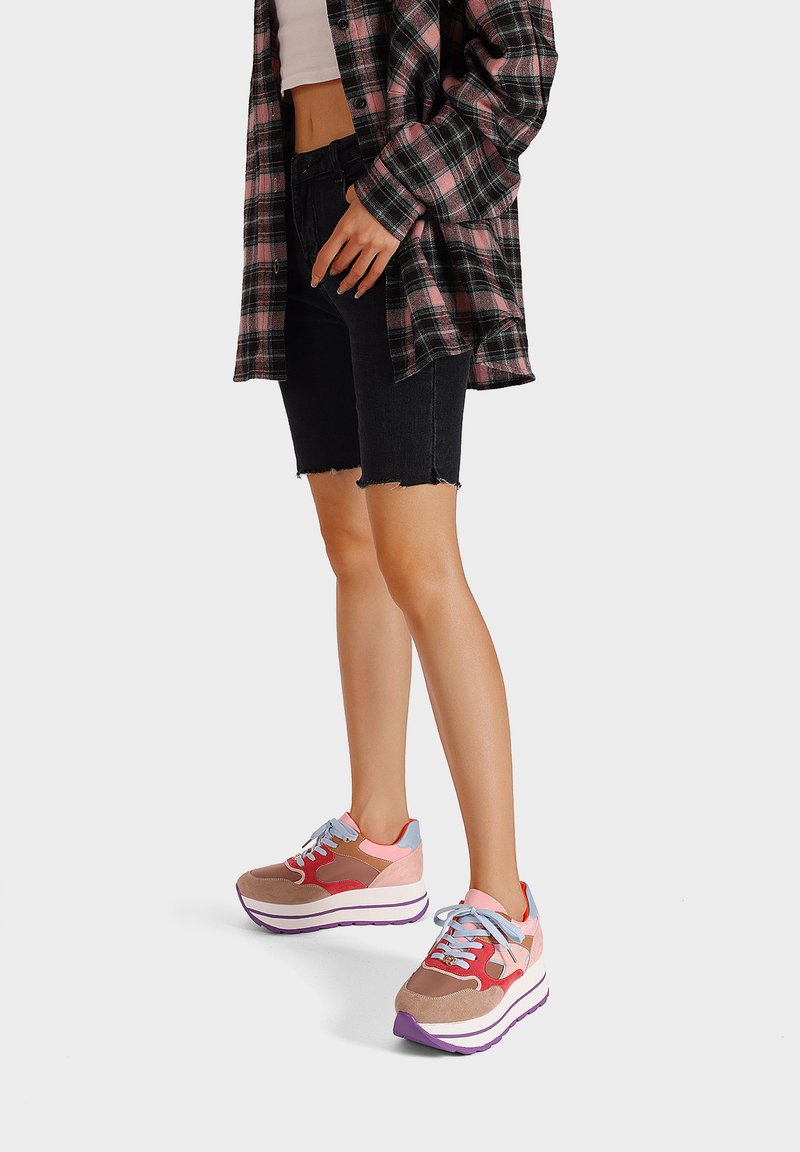 Sneaker platform multicolore realizzati in materiale scamosciato rosa, rosso e beige, con punta arrotondata e lacci decorativi.