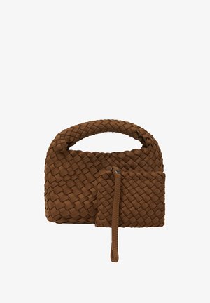 Brun flettet håndtaske med rund håndtag, struktureret form og en aftagelig lille pung. Fremstillet af tekstureret materiale med en glat overflade.