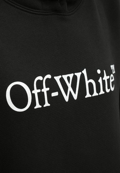 Černá mikina s kapucí vyrobená z bavlny, s velkým bílým logem "Off-White" na přední straně. Tkanina má hladkou texturu a je vybavena stahovací kapucí.