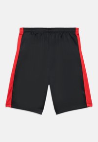 Fekete sportnadrág piros oldalsó panellel, rugalmas derékpánttal és sima, könnyű anyagból. A dizájn egyszerű és funkcionális.