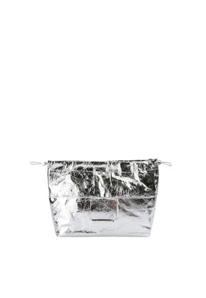 Bolsa de cosméticos plateada metálica brillante con cierre de cremallera y un pequeño parche con marca en la parte delantera.