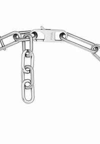 Armband aus silberfarbenem Edelstahl mit ineinandergreifenden Gliedern und einem Metallverschluss mit eingraviertem "FOSSIL"-Logo.