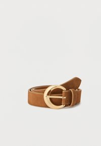 Ceinture en daim marron roulée avec une boucle ronde en or brillant sur fond blanc.