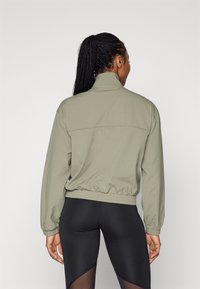 adidas Performance AEROREADY TRAIN ESSENTIALS QUARTER ZIP - Verryttelytakki - silver pebble