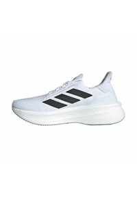 Weißer Sportschuh mit einem gestrickten Obermaterial, ausgestattet mit drei schwarzen diagonalen Streifen, einer strukturierten Sohle und einer gepolsterten Ferse zur Unterstützung.