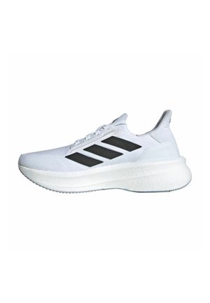 Weißer Sportschuh mit einem gestrickten Obermaterial, ausgestattet mit drei schwarzen diagonalen Streifen, einer strukturierten Sohle und einer gepolsterten Ferse zur Unterstützung.