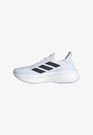 Scarpa atletica bianca con tomaia in maglia, caratterizzata da tre strisce nere diagonali, suola testurizzata e tallone imbottito per il supporto.